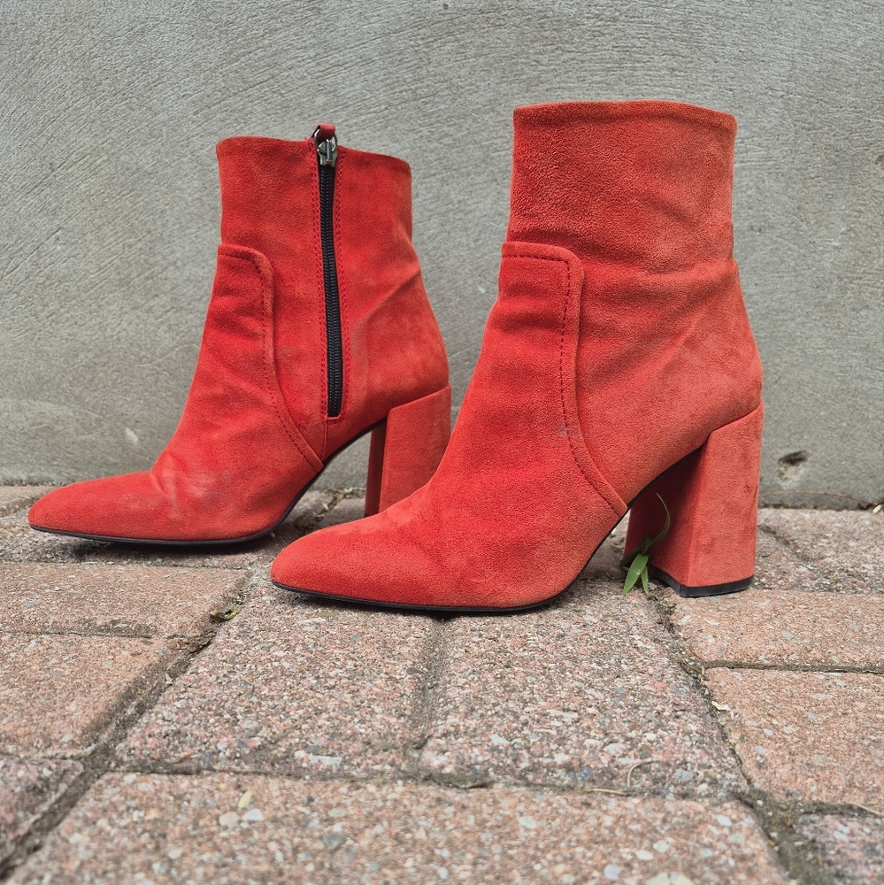 L'INTERVALLE Red Suede Heeled Boots with Chunky Block Heel